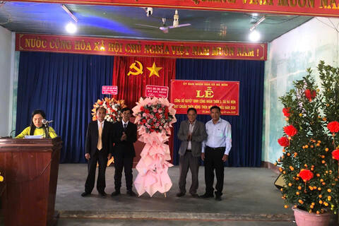 Công bố và đón nhận Quyết định công nhận thôn 3, xã Hà Mòn đạt chuẩn thôn nông thôn mới kiểu mẫu năm 2024