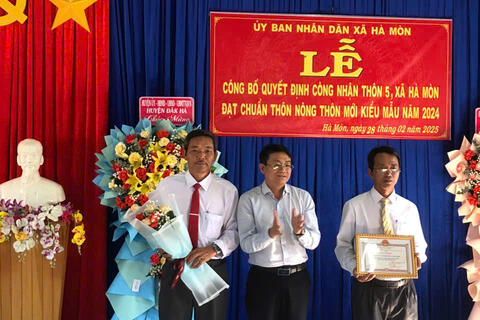 Lễ công bố và đón nhận Quyết định công nhận thôn 5 xã Hà Mòn đạt chuẩn NTM kiểu mẫu